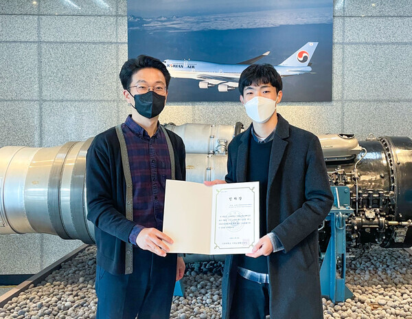 ‘제1회 신규 교과목 제안 공모전’에서 1등상을 수상한 미디어커뮤니케이션학과 김진원(오른쪽) 씨가 미래교육혁신단 산하 이승용  교육기획팀장과  상장을 들어보이고 있다. 사진=인하대 제공