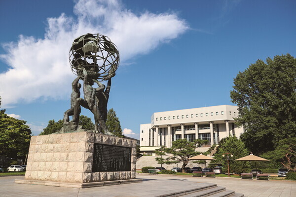 강원대 춘천캠퍼스 도서관 앞 미래창조상.