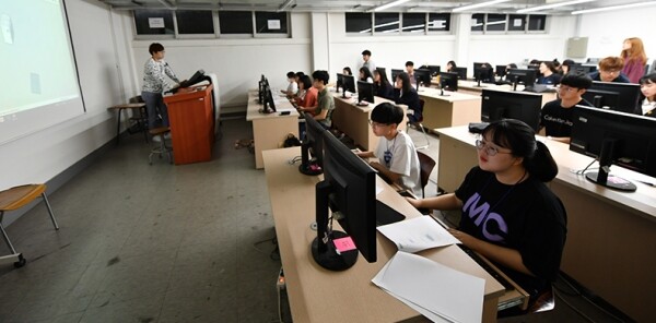 교육부가 올해부터 3년간 ‘고교교육 기여대학 지원사업’을 수행할 90개 대학을 선정, 총 575억원을 지원한다. 선정 대학은 대입 공정성 강화와 함께 고교학점제 등 향후 고교 교육체계 변화를 반영한 대입전형 연구와 학생부위주 전형 평가기준 개선에 나선다. 사진은 건국대가 고교교육 기여대학 사업 일환으로 실시한 '전국 고교생 초청 밀착형 전공체험 행사' 모습. 사진=건국대 제공