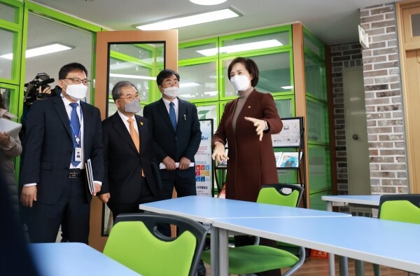 유은혜 부총리 겸 교육부장관이 지난 해 2월 17일 고교학점제 연구학교인 경기 구리시 갈매고에서 '고교학점제 종합추진계획'을 발표한 뒤 관계자들과 학교 공간을 둘러보고 있다. 사진=교육부 제공
