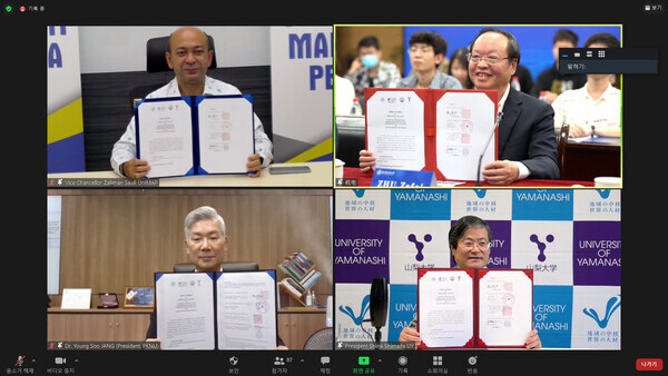  장영수 부경대 총장(아래 왼쪽) 등 한‧일‧중‧말레이시아 4개 대학 총장·부총장들이 CAMPUS Asia 한 일 중 확장사업 인공지능사업단 킥오프 심포지엄에서 협약서를 펼쳐보이고 있다. 사진=부경대 제공