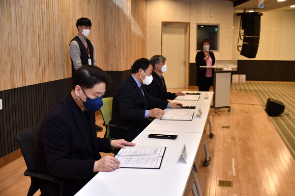 서경대와 화성시인재육성재단, 농협 화성시지부 관계자들이 업무협약식에서 협약서에 서명을 하고 있다. 사진=서경대 제공