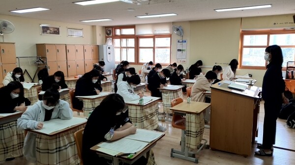 지난해 3월 충북사대부설고등학교 학생들이 학력평가를 치르고 있다. 사진=충북도교육청 제공