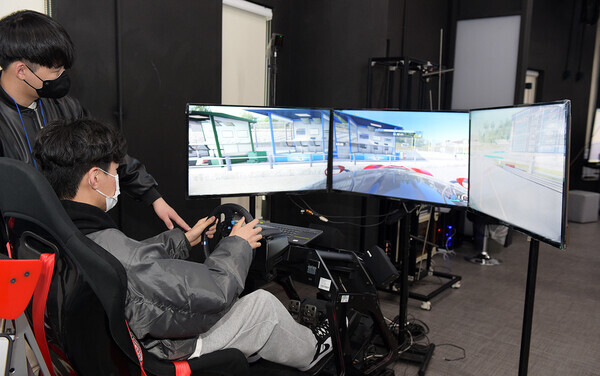 순천향대 신입생들이 VR게임을 체험하고 있다. 사진=순천향대 제공