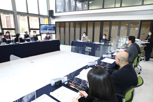 강원대와 춘천시 관계자들이 22일 ‘2021년 대학 지역발전 정책연구과제 결과 공유회’에서 정책연구과제 성과를 공유하고 발전방안에 대해 논의하고 있다. 사진=강원대 제공