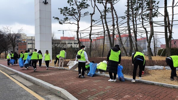 세계 물의 날을 맞아 선문대 학생, 교직원, 지역주민 등이 지난 22일 세계 물의 날을 맞아 인근 하천 정화활동을 하고 있다. 사진=선문대 제공