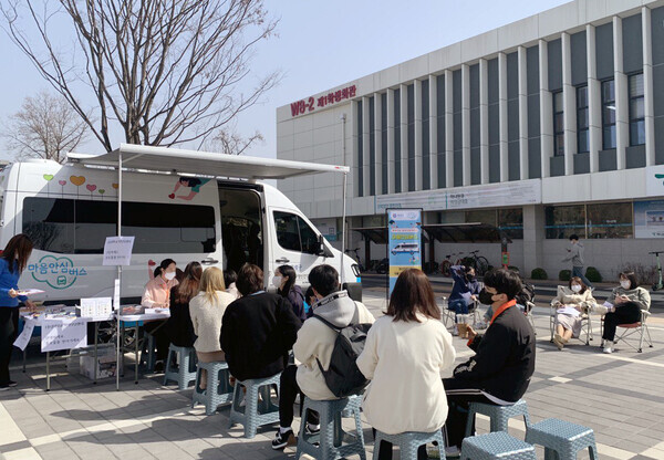 충남대 학생상담센터와 유성구 정신건강복지센터가 운영하는 마음 안심버스 앞에서 상담을 기다리고 있는 충남대 학생들. 사진=충남대 제공