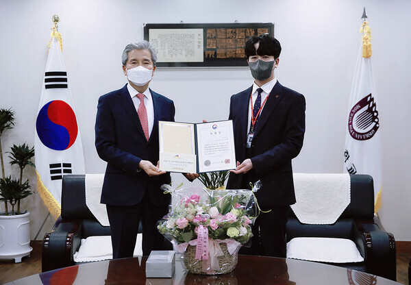 김시환(오른쪽) 목원대 입학관리과 교직원이 권혁대 총장과 입학업무 유공으로 받은 부총리 겸 교육부 장관 표창장을 펼쳐보이고 있다. 사진=목원대 제공