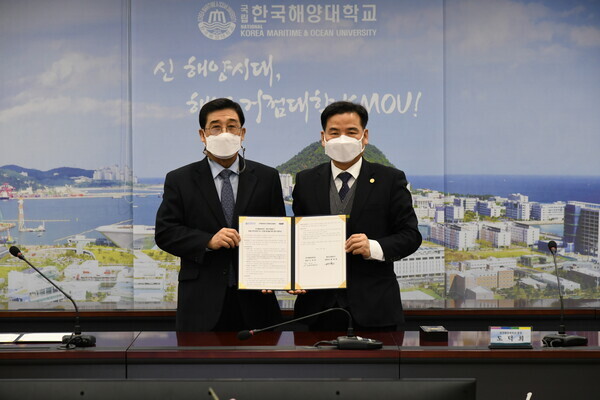 도덕희(오른쪽) 한국해양대 총장과 배재훈 HMM 대표가 업무협약을 체결하고 협약서를 펼쳐보이고 있다. 사진=한국해양대 제공