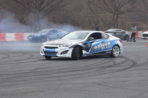 지난 12일과 13일 열린 아주자동차대학 'AMC 드리프트 익스피리언스'에 참여한 차량이 드리프트 시범을 보이고 있다. 사진=아주자동차대 제공