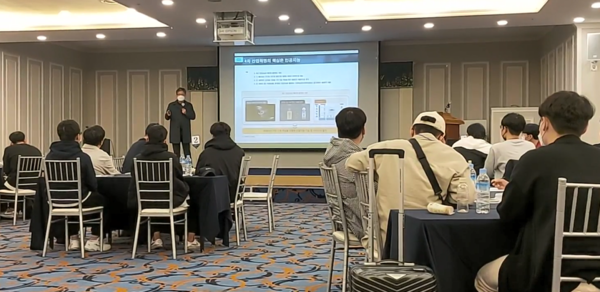안기현 한국반도체산업협회 전무가 경남정보대 반도체과 신입생 역량강화캠프에서 특강을 하고 있다. 사진=경남정보대 제공