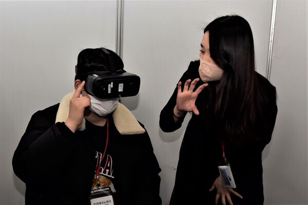 ‘2022 대한민국 화학제조산업대전’에서 한 구직자가 인천재능대 취창업진로지원센터가 설치·운영한 VR(가상현실) 모의 면접 프로그램을 체험하고 있다. 사진=인천재능대 제공