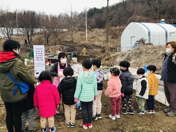 계원예술대 학교기업 계원창작소와 하늘땅공동육아사회적협동조합의 업무협약으로 열린 '2022년 텃밭 프로그램'에 참여한 어린이들 모습. 사진=계원예술대 제공