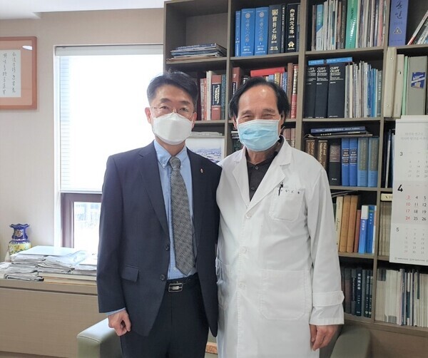 김오환(오른쪽) 전북대 명예교수와 서봉직 치대 학장이 기념촬영을 하고 있다. 사진=전북대 제공