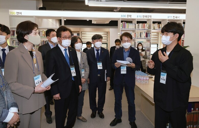 지난해 4월 고교학점제 연구학교인 서울 당곡고를  방문한 유은혜 부총리와 국회 교육위원들이 학생으로부터 고교학점제 운영에 관한 설명을 듣고 있다. 사진=교육부 제공