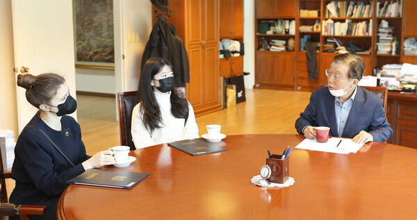 오연천 울산대 총장이 29일 한국어문학전공에 재학 중인 우크라이나 유학생 카테리나 씨(왼쪽)와 발레리아 씨(오른쪽)를 만나 장학증서를 전달한 뒤 격려의 말을 전하고 있다. 사진=울산대 제공