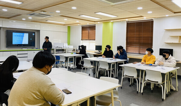경남대 스마트제조ICT사업단이 인공지능 관련 고교학점제 교과목 수업을 진행하고 있다. 사진은 기사의 특정 내용과 관련 없음. 사진=경남대 제공