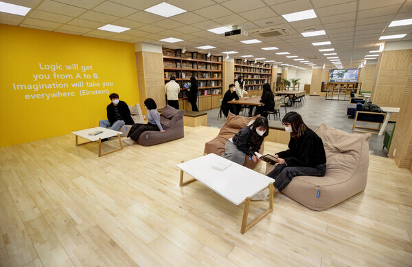 계명대가 구축한 인문창의융합라운지에서 학생들이 대화를 나누고 있다. 사진=계명대 제공