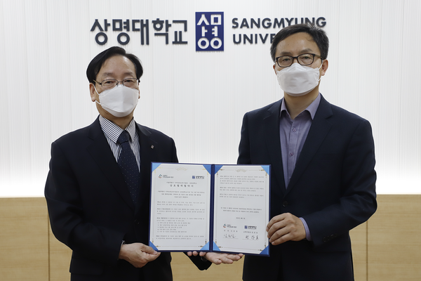 권찬호(왼쪽) 상명대 서울캠퍼스 교학부총장과 김원일 서울시지역상생교류협력단장이 협력 협약을 체결하고 협약서를 들어보이고 있다. 사진=상명대 제공