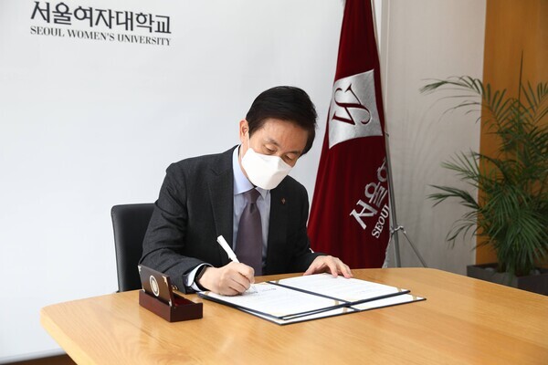 승현우 서울여대 총장이 지난 31일 송파구, 오금고와 비대면 온라인 방식으로 ‘2022년 고교-대학 연계 지역인재육성사업’ 업무협약을 체결한 뒤 협약서에 서명하고 있다. 사진=서울여대 제공