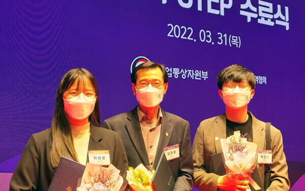 전북대 GTEP사업단 김민호(가운데) 단장과 학생 수상자들이 제15기 GTEP 수료식에서 꽃다발을 들고 자축하고 있다. 사진=전북대 제공