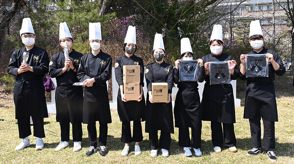 호남대 외식조리학과 신입생들이 외식조리인 착모식 후 한 자리에 모여 기념촬영하고 있다. 사진=호남대 제공