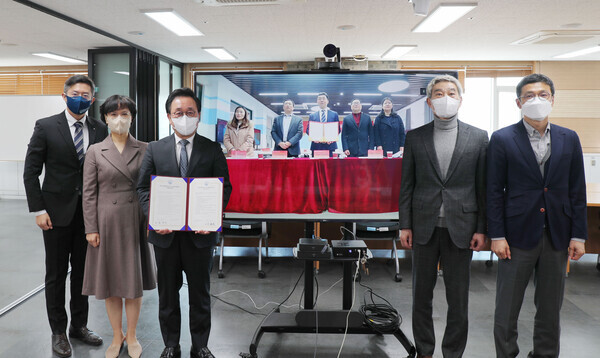 경남대와 중국 무호직업기술대학이 지난 1일 온라인으로 국제 교류 협력을 위한 협약을 맺고 기념사진을 촬영하고 있다. 사진=경남대 제공