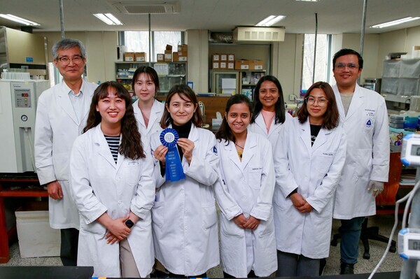 대구가톨릭대 허용 교수 연구진. 뒷줄 맨 왼쪽이 허용 교수, 앞줄 왼쪽 첫 번째가 이다은 씨, 두 번째가 언주 마하잔 씨. 사진=대구가톨릭대 제공