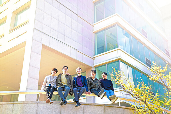 경희대 전자공학과 이승현 교수(가운데)와 연구팀원들. 사진=경희대 제공