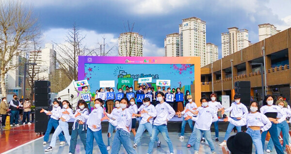 연성대 케이팝과 학생들이 캠페인에서 ‘GO! East!’플래시몹을 선보이고 있다. 사진=연성대 제공