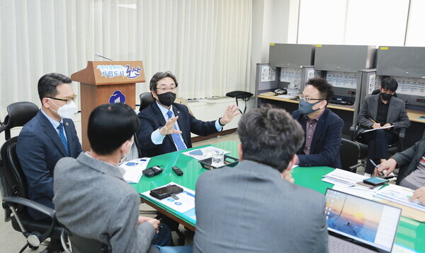 이장호 군산대 총장이 군산시 출입기자단에게 대학 설명을 하고 있다. 사진=군산대 제공 