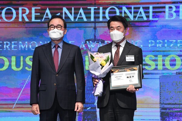 인천대 부총장이 6일 진행된 ‘2022년 국가브랜드대상’에서 거점국립대 부문 대상을 수상하고 기념사진을 촬영하고 있다. 사진=인천대 제공