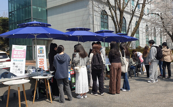 원광대 학생들이 대학일자리플러스센터가 마련한 고용노동부 청년정책과 센터사업 홍보 부스를 찾아 취업 정보 등을 경청하고 있다. 사진=원광대 제공
