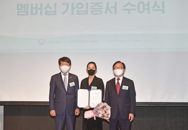 유자은(가운데) 학교법인 건국대 이사장이 안경덕(왼쪽) 고용노동부 장관에게 청년고용 응원 멤버십 가입증서를 받은 뒤 이동근 한국경영자총협회 부회장과 함께 기념촬영하고 있다. 사진=건국대 제공