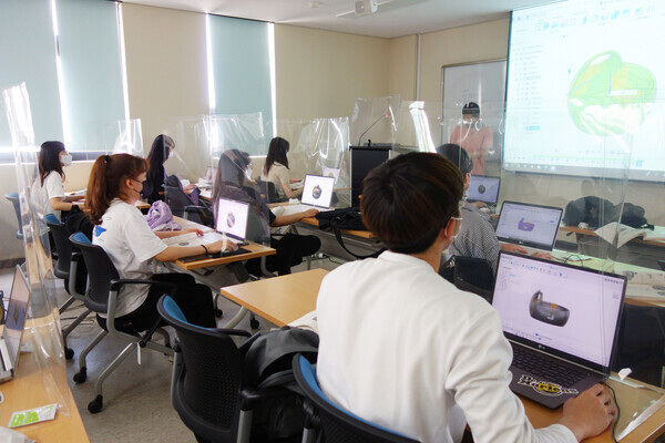 부산대가 지난해 실시한 3D프린팅 IoT(사물인턴넷) 로봇 개발 교육 모습. 사진=부산대 제공