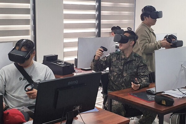 육군2군단 소속 군장병들이 강원대에서 창업 관련 교육을 받고 있다. 사진=강원대 제공