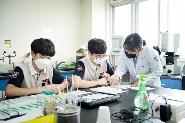 대구한의대 임상병리학전공 학생들이 실무체험을 하고 있다.사진=대구한의대 제공