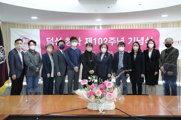 김건희(왼쪽에서 일곱번 째) 총장 등 덕성여대 관계자들이 15일 창학 제102주년 기념식을 갖고 기념촬영을 하고 있다. 사진=덕성여대 제공