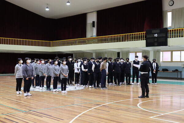 대림대 박영광 해군기술부사관과 교수가 송도고와 인천연수여고 학생들에게  해군 주니어 ROTC 승급을 위한 제식훈련을 지도하고 있다. 사진=대림대 제공