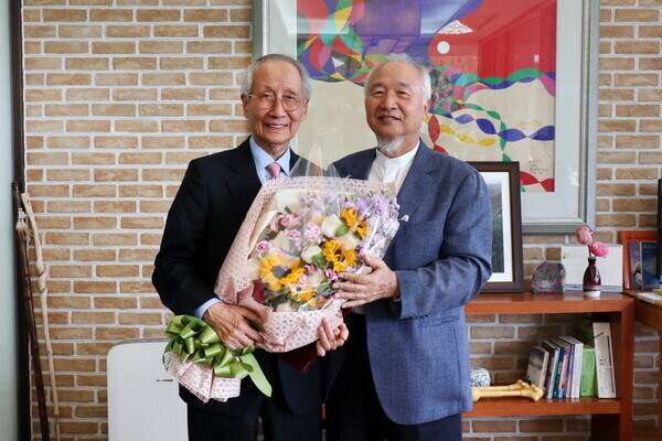 윤여준(왼쪽) 글로벌사이버대 명예총장과 이 대학 이승헌 총장이  기념촬영을 하고 있다. 사진=글로벌사이버대 제공