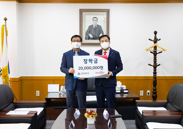 육근열(왼쪽) 연암대 총장과 김남욱 팜스코 이사가 18일 장학금 기증식을 한 뒤 기탁증서를 들어보이고 있다. 사진=연암대 제공  