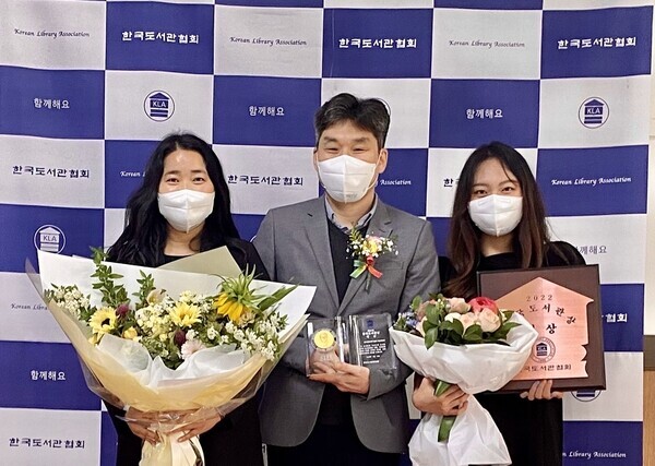 DGIST 문인규 학술정보본부장(가운데)과 학술문화팀이 한국도서관상 시상식에서 기념촬영을 하고 있다. 사진=DGIST 제공