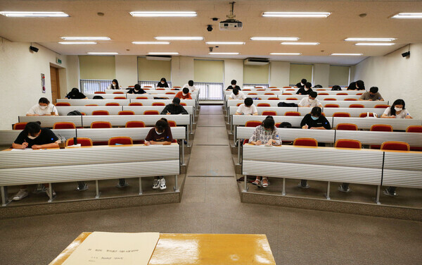 한 칸 띄어앉기 등 대학의 강의실 거리두기가 오는 5월 1일부터 해제된다. 사진은 계명대 학생들이 거리두기를 유지한 채 기말고사를 치르고 있는 모습. 사진=계명대 제공