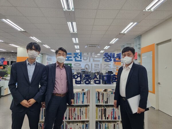 김영신 서울지방중소벤처기업청장과 한양대 창업지원단 관계자들이 20일 창업중심대학 사업 협력방안을 논의한 후 기념촬영을 하고 있다. 사진=한양대 제공