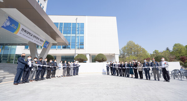 전북대 관계자들이 20일 진행한 대학본부 개관식에서 제막행사를 하고 있다. 사진=전북대 제공 