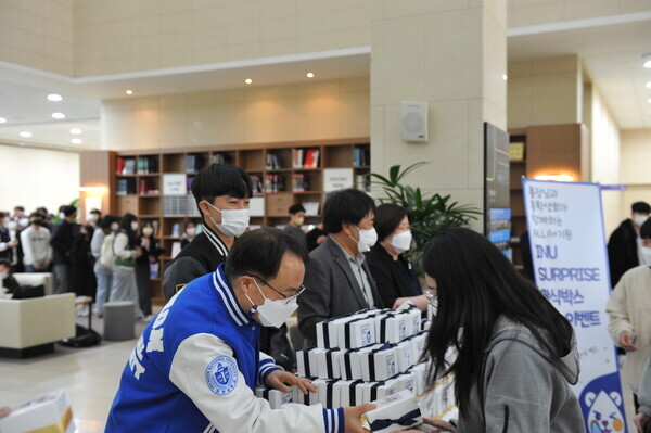 박종태 인천대 총장이 중간고사 기간 실시된 '총장님과 총학생회가 함께하는 ALL A+기원 INU SURPRISE 간식나눔’ 이벤트에서 학생들에게 간식을 나눠주고 있다. 사진=인천대 제공