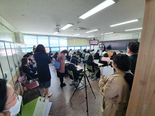 동국대 사범대 학생들이 고등학교 수업을 참관하고 있다. 사진=동국대 제공