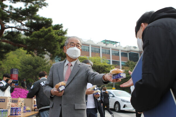 지난 21일 유재원 총장이 등교하는 학생들에게 빵과 음료를 나눠주고 있다. 사진=한국영상대 제공