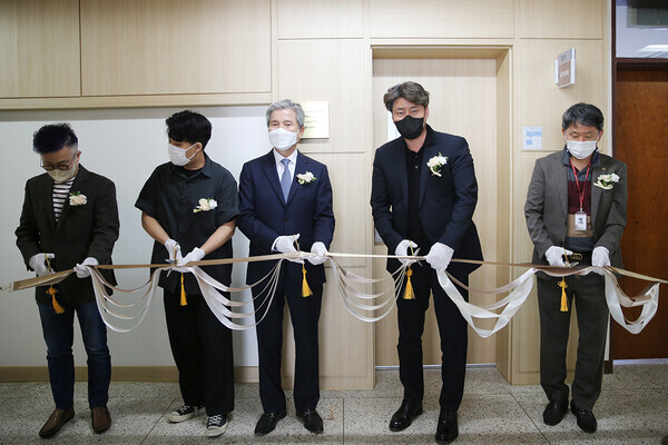목원대 공학관 내 건축학부 스마트강의실 김정철홀에서 김정철 이사(오른쪽에서 두 번째)와 권혁대 총장(가운데) 등 참석자들이 테이프 커팅을 하고 있다. 사진=목원대 제공