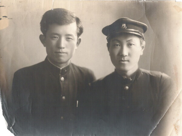 윤동주 시인(왼쪽)과 정병욱 선생. 사진=연세대 제공